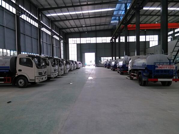 車間整潔停放的灑水車成品